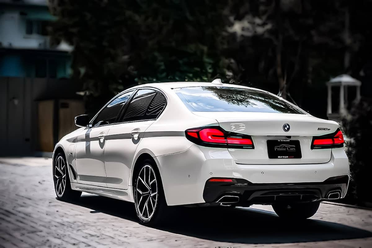 ด้านหลังของ BMW Series 5 ปี 2023
