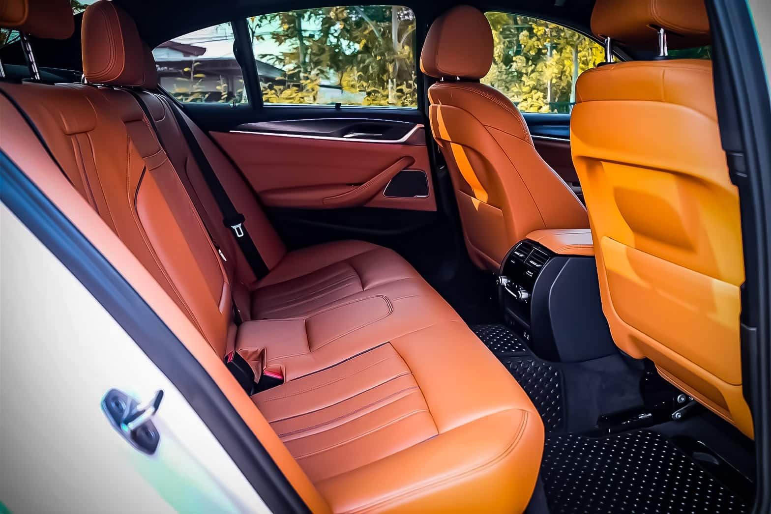 เบาะหลังกว้างขวางนั่งสบาย สำหรับผู้บริหาร BMW Series 5