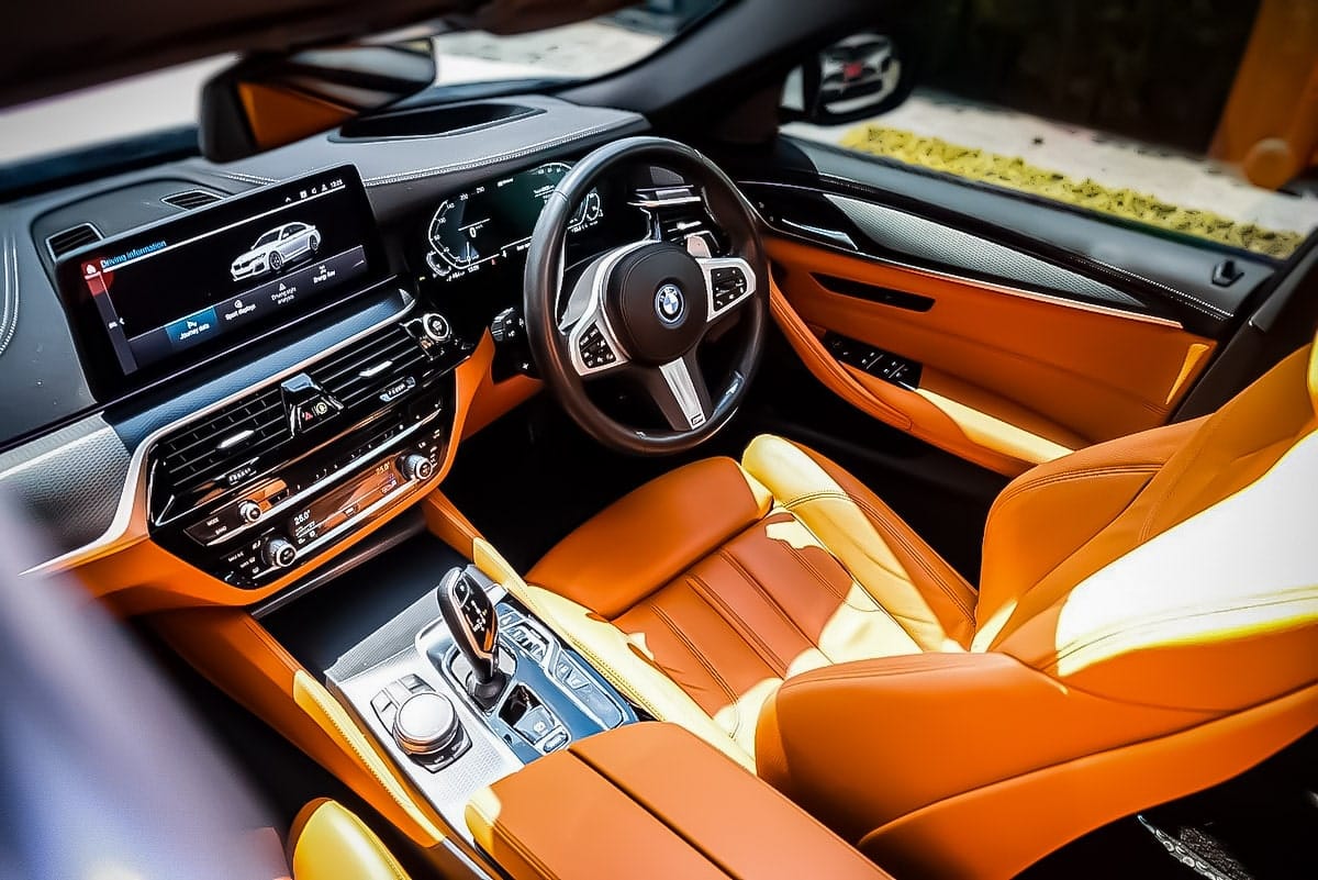 ภายในจากมุมสูงของ BMW 5Series G30