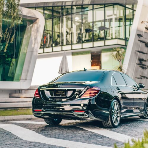 มุมมองด้านหลังของ Mercedes-Benz S Class 2021 เช่าขับเอง