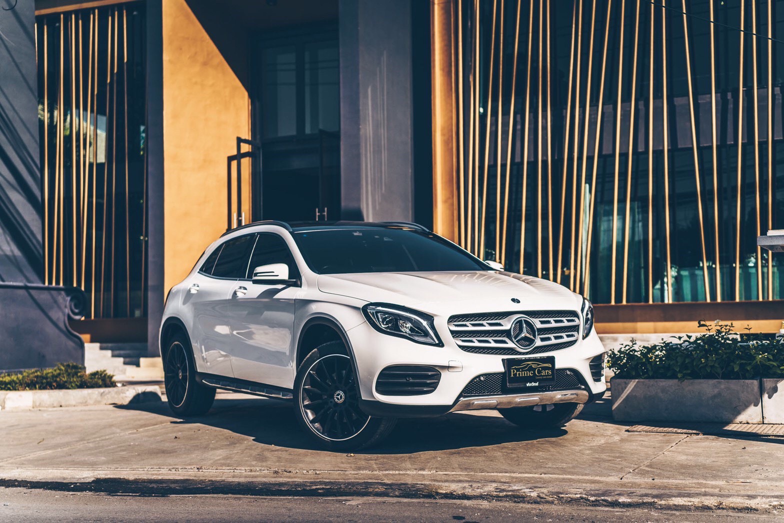 รถหรูให้เช่า Mercedes-Benz GLA250 AMG 