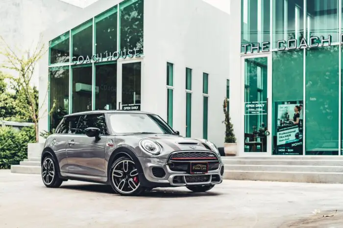 เช่า MINI Cooper JCW กรุงเทพ (ฮอตแฮทช์สมรรถนะสูง สีเทา) — Rent MINI JCW Thailand