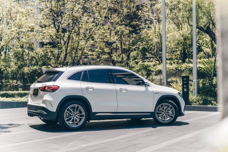 เช่ารถเบนซ์ Mercedes-AMG GLA 35 ด้านข้าง