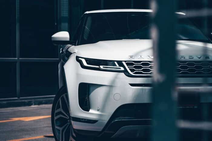 เช่า Range Rover Evoque กรุงเทพ (SUV หรูคอมแพกต์สีขาว) — Rent Range Rover Evoque Thailand