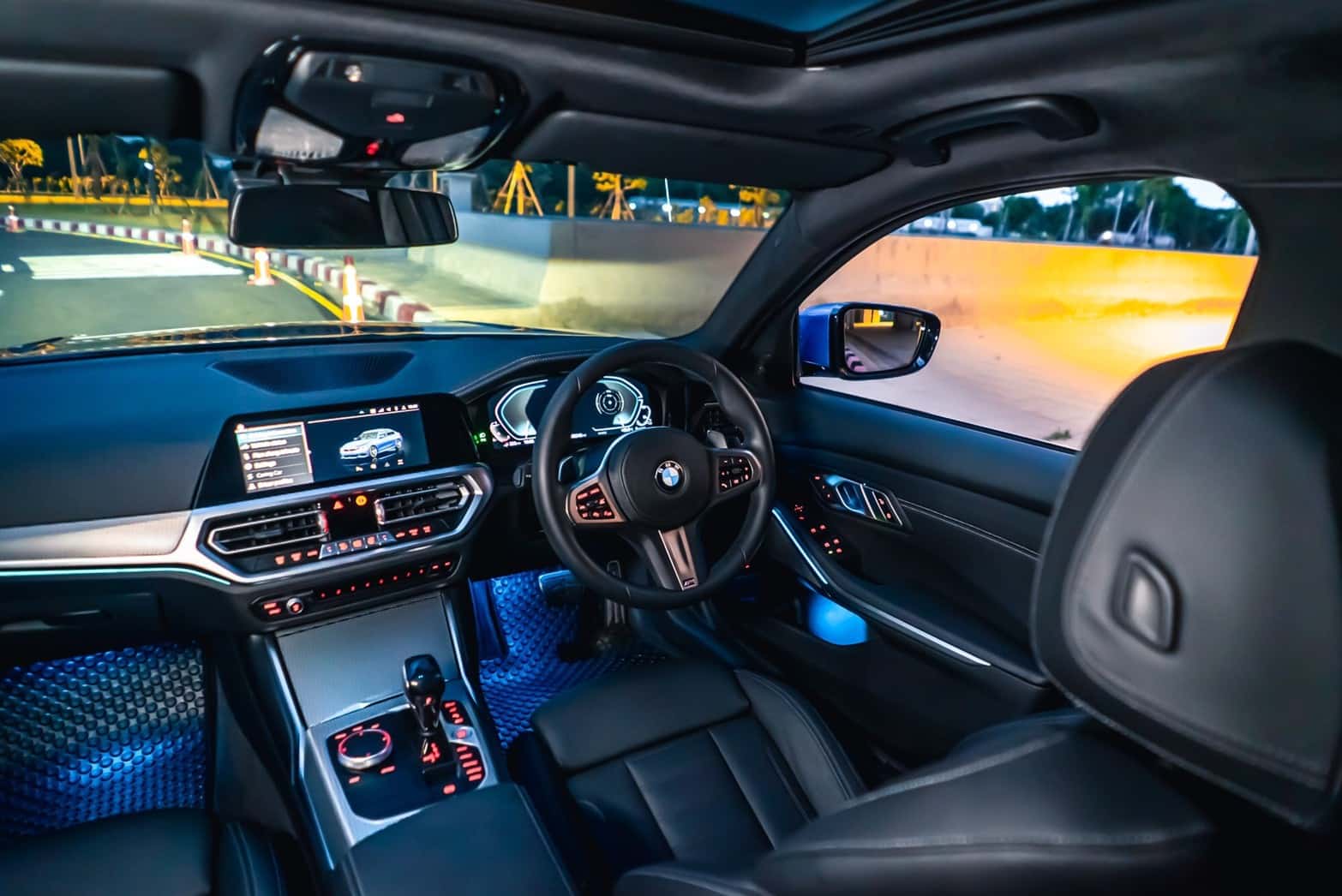 รถ BMW 330e M sport interior 