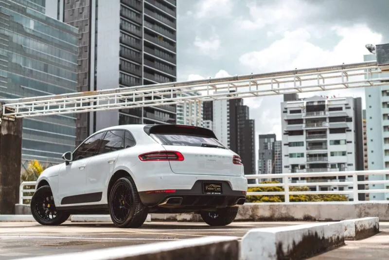 ด้านหลังของ Porsche Macan 2020
