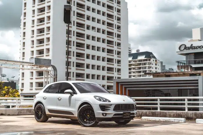 เช่า Porsche Macan กรุงเทพ (สปอร์ต SUV สีขาว) — Rent Porsche Macan Thailand