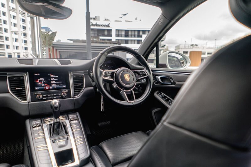 เช่ารถ Porsche Macan 2.0