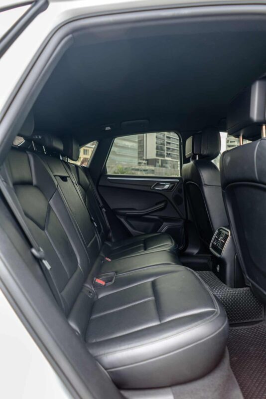 ภายในเบาะหลังของ Porsche Macan 2020
