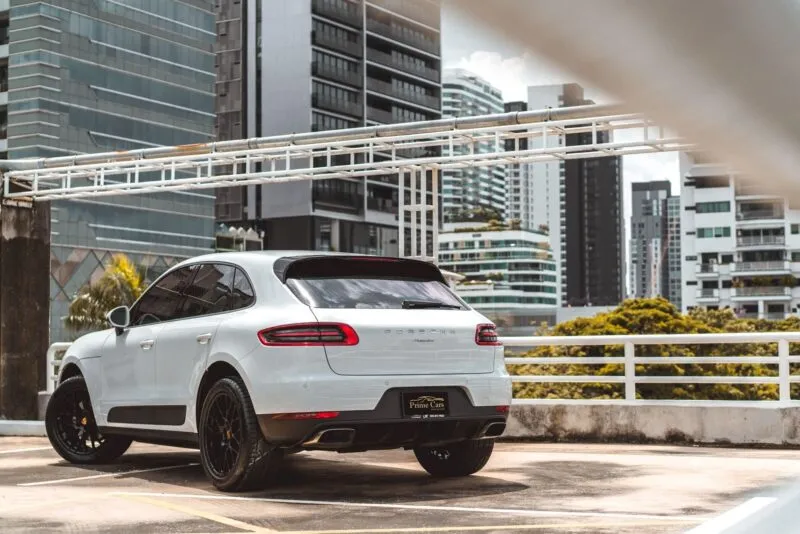 ด้านหลังของ Porsche Macan สำหรับการเช่า