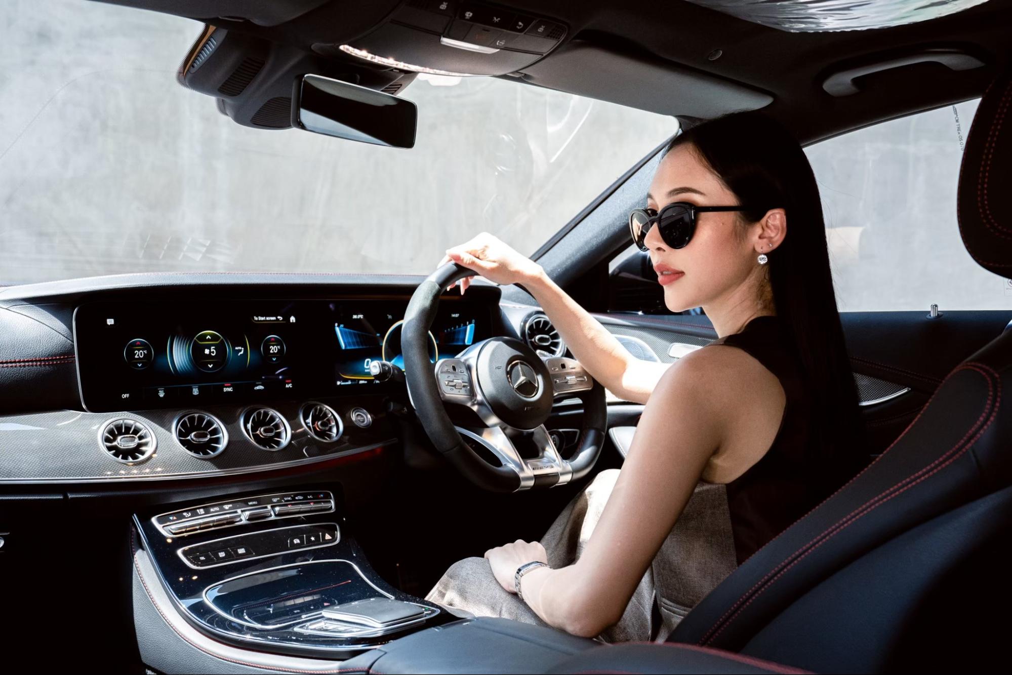 ผู้หญิงสวยกำลังขับ Mercedes AMG CLS53 รุ่นใหม่ล่าสุด