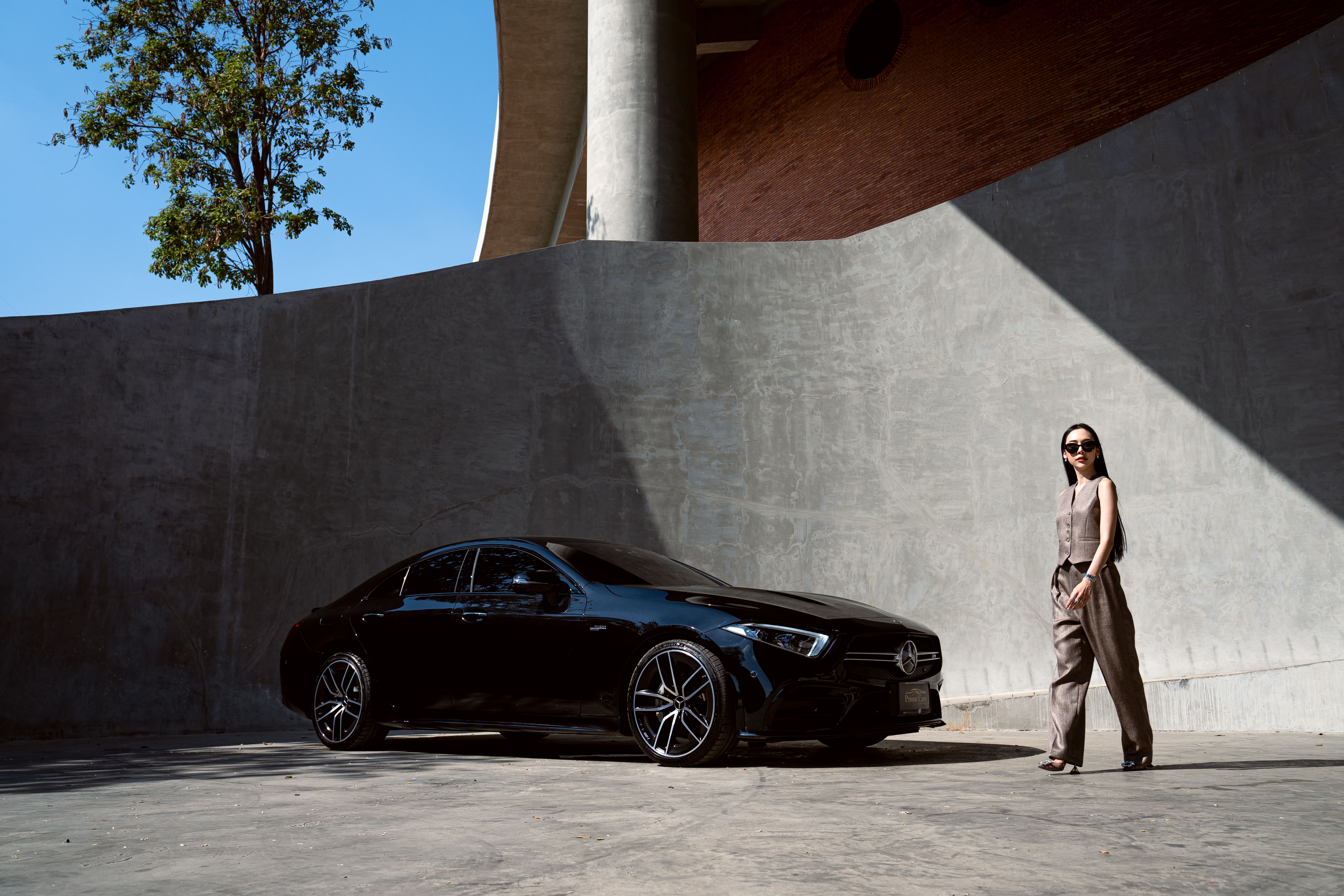 เช่า Mercedes-AMG CLS53 4Matic+ สีดำ มุมด้านข้าง ล้อ AMG ในโลเคชั่นสถาปัตยกรรม — 4-Door Coupe สปอร์ตหรู 435 แรงม้า Prime Cars Rental กรุงเทพ | black Mercedes-AMG CLS53 4Matic+ side profile, 435hp four-door coupe rental Bangkok Thailand