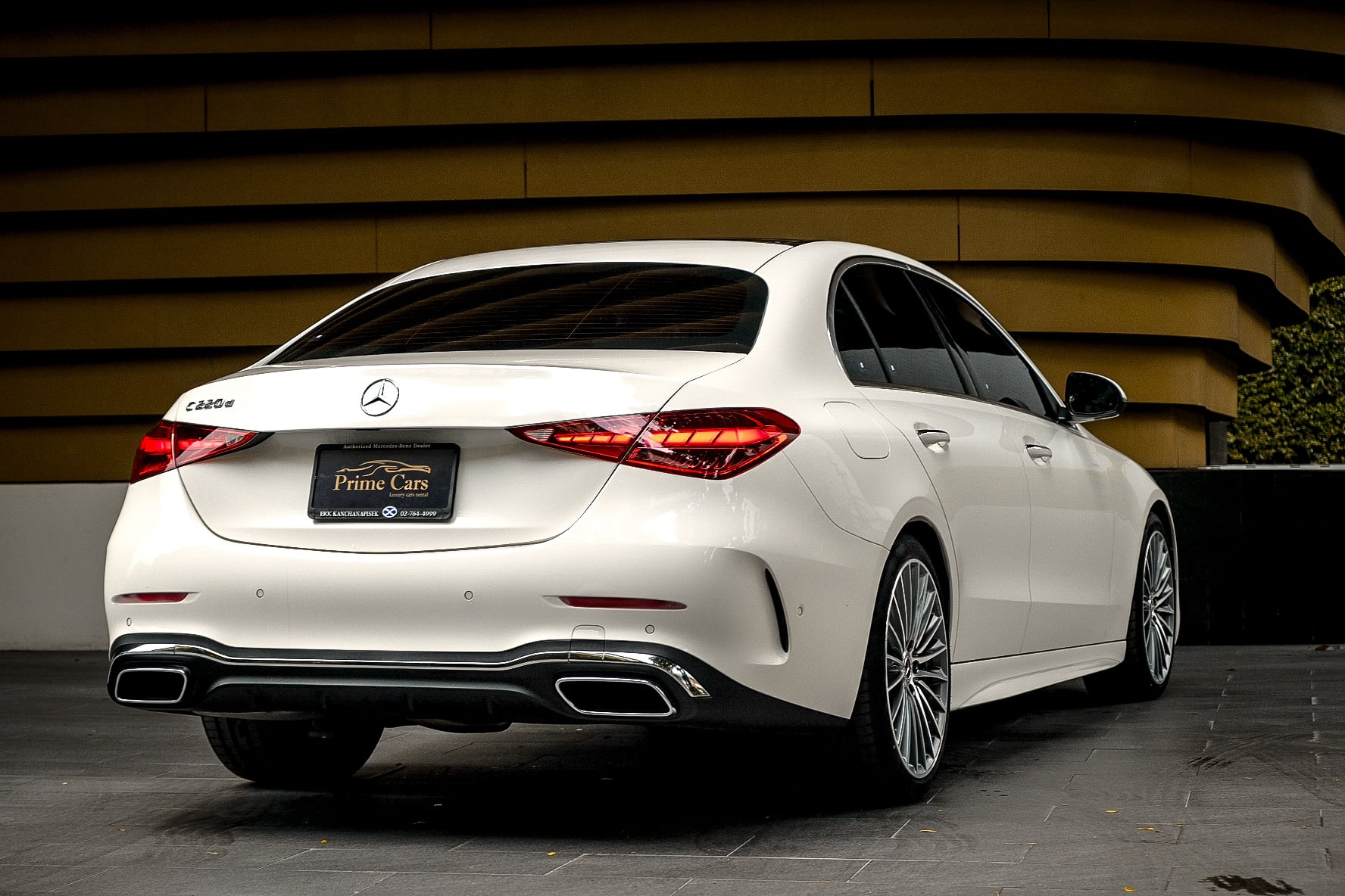 ด้านท้ายของ Mercedes Benz C220d AMG W206 รุ่นใหม่ล่าสุด