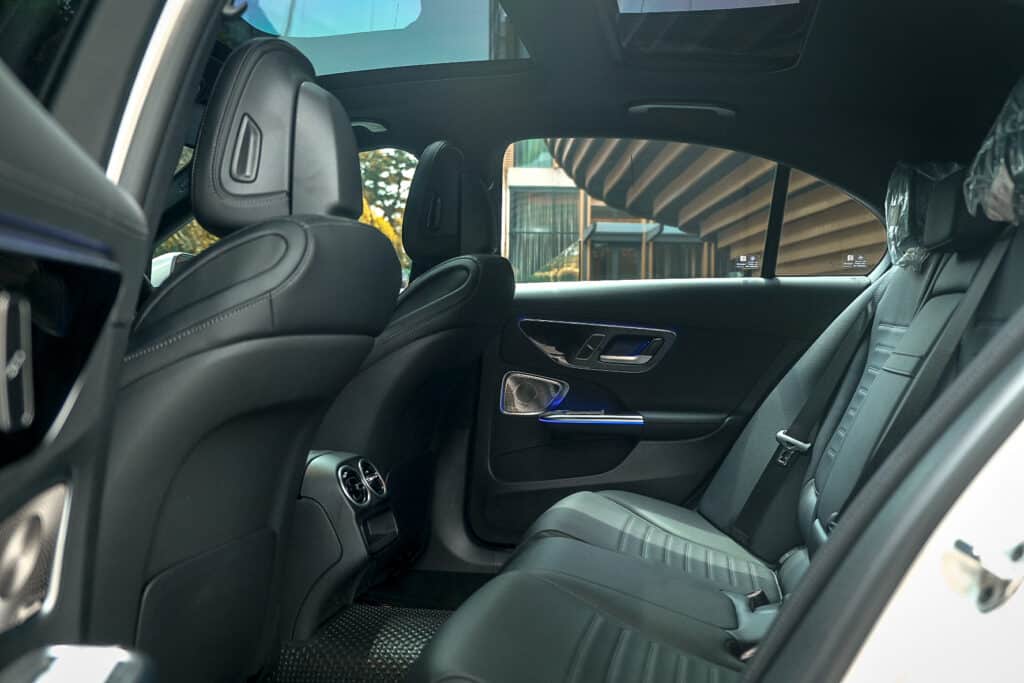 เบาะหลังกว้างขวาง พร้อม Panoramic Sunroof ของ C Class ใหม่