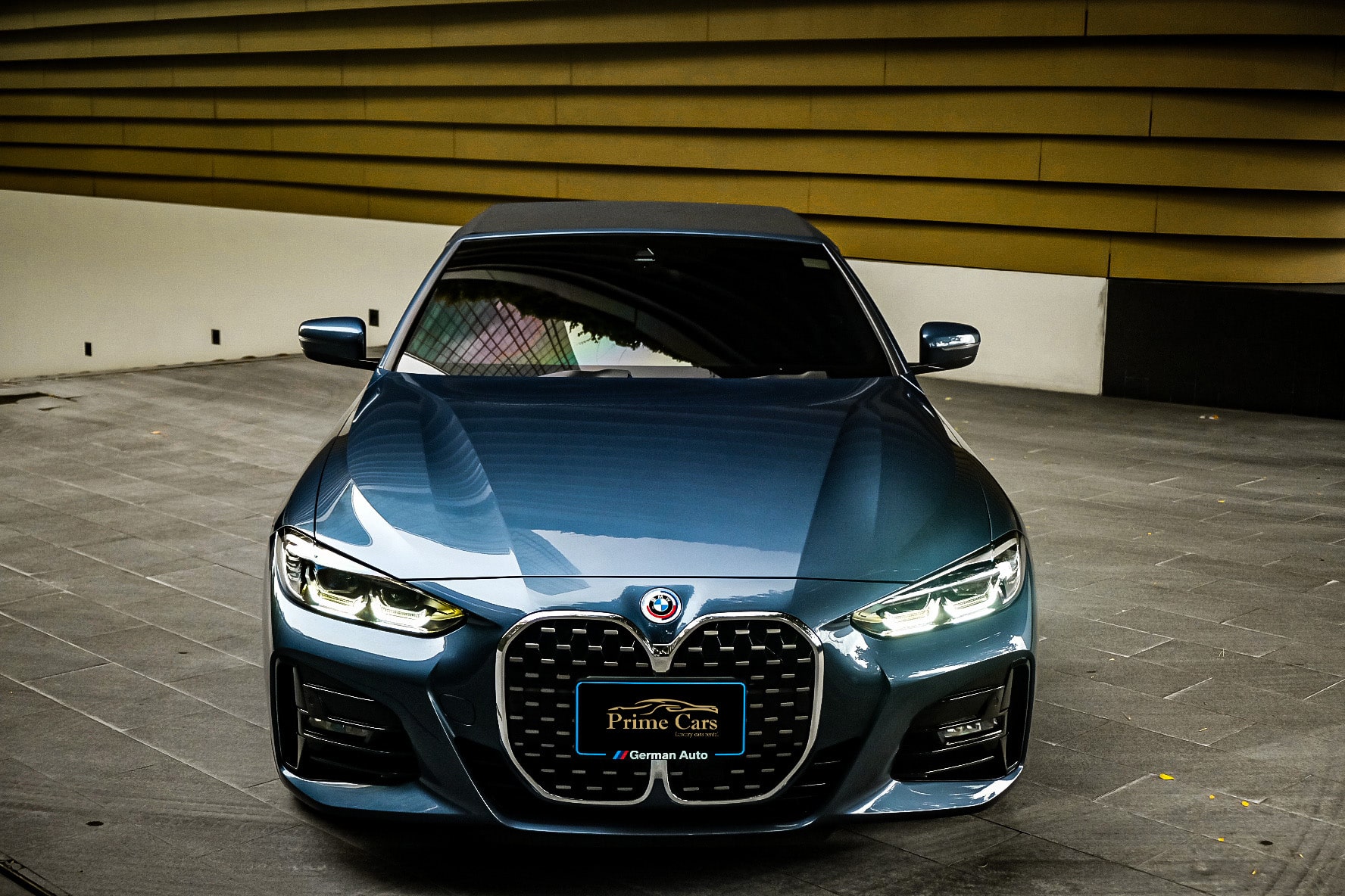 ด้านหน้า BMW 430i M Sport Convertible 2022