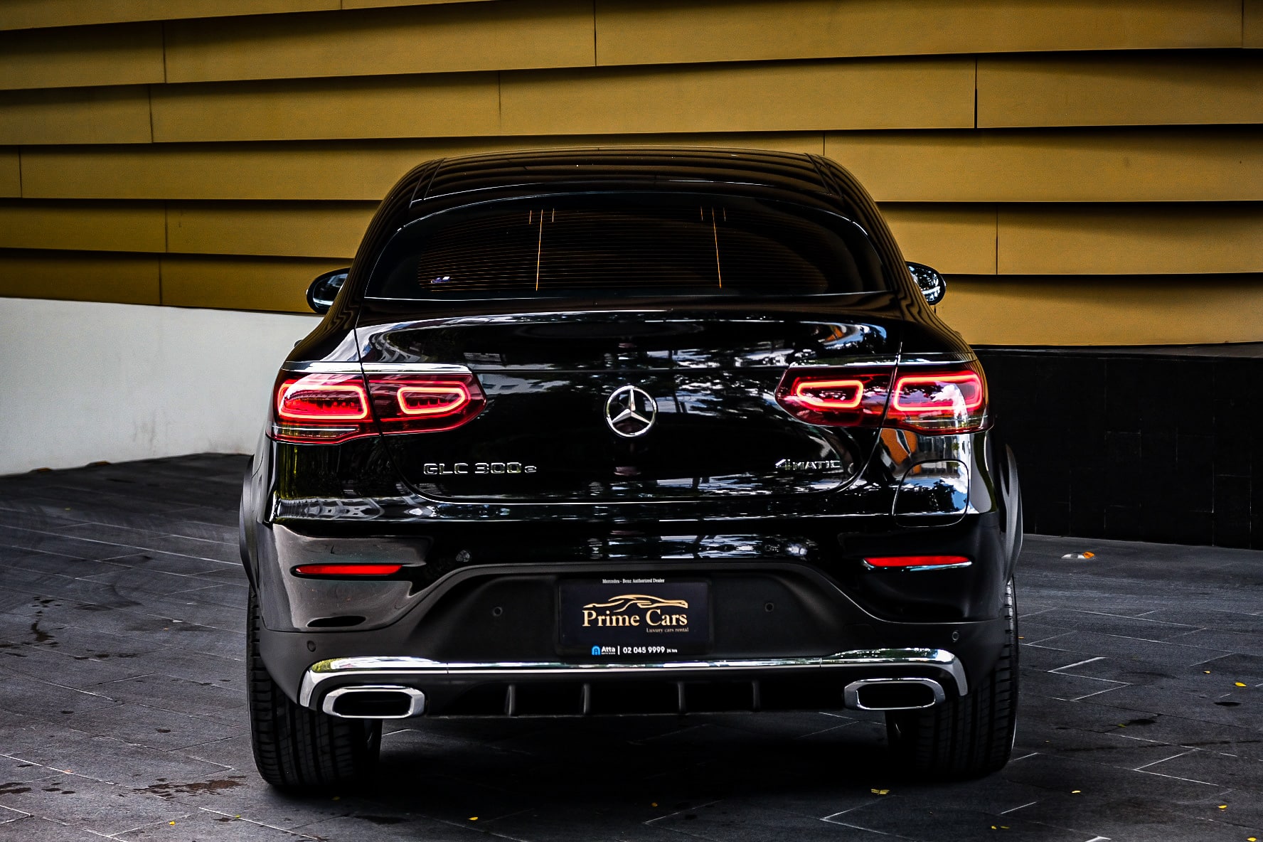 ด้านท้ายของ Mercedes-Benz GLC 300e AMG Coupe Dynamic 2022