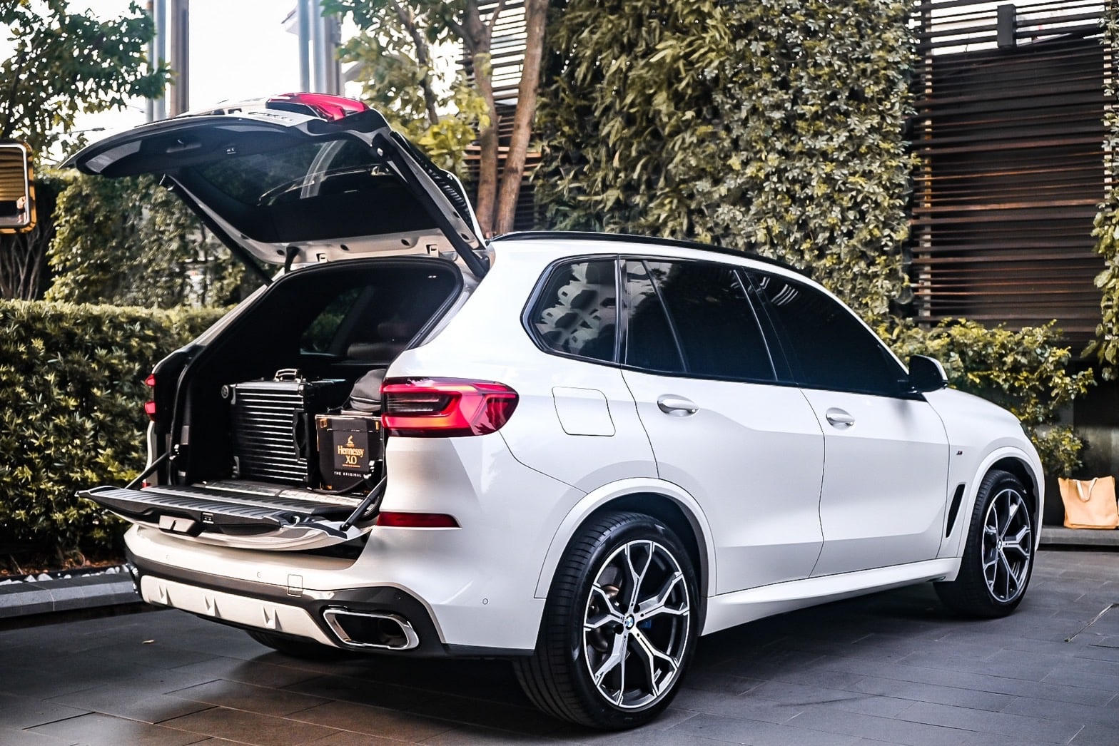 เช่ารถ BMW X5 รุ่นใหม่ ฝาท้าย 2 ชั้น เก็บสัมภาระได้มาก