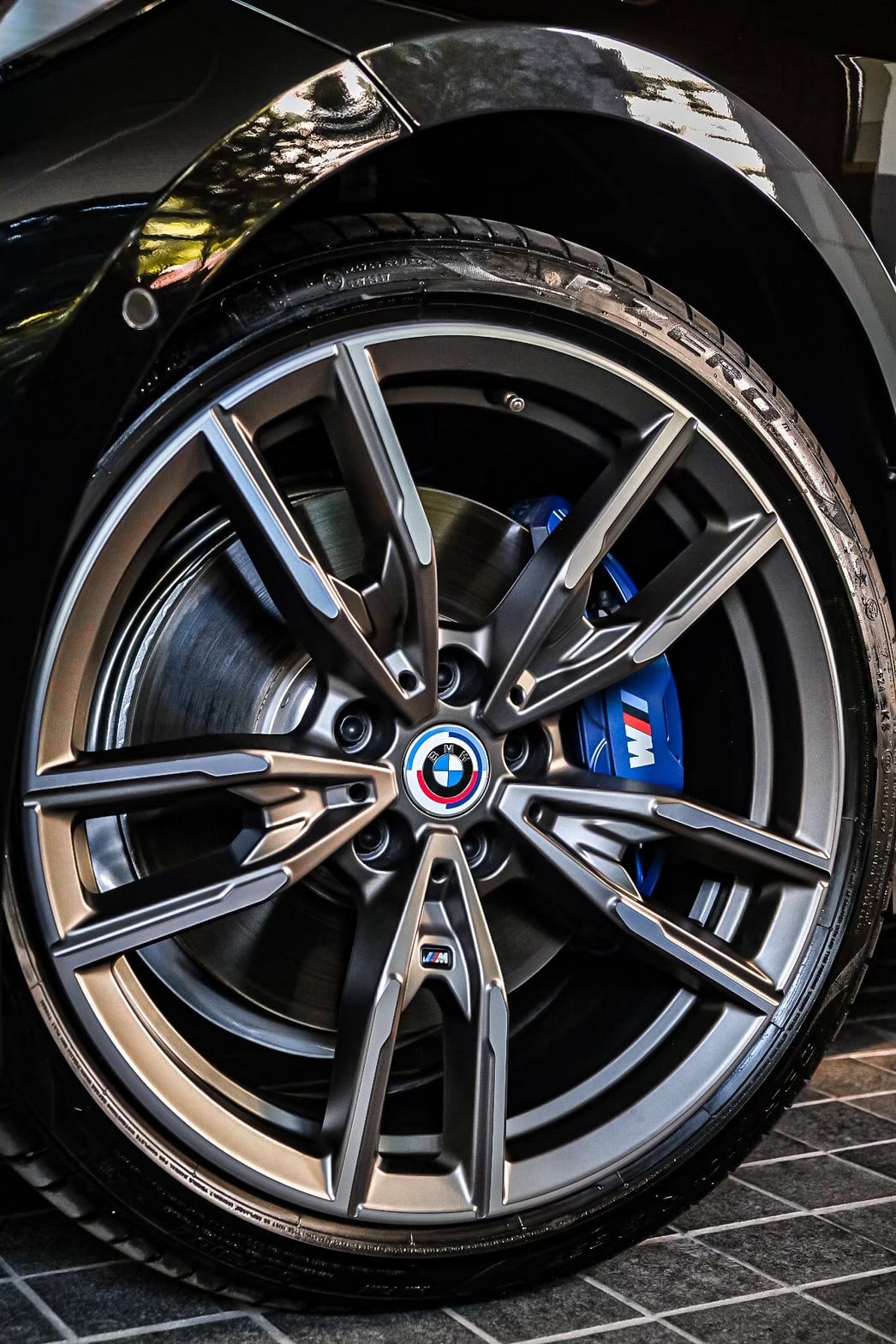 ล้อแม็ก M ขนาด 19 นิ้วพร้อมเบรคสีน้ำเงินของ M340i