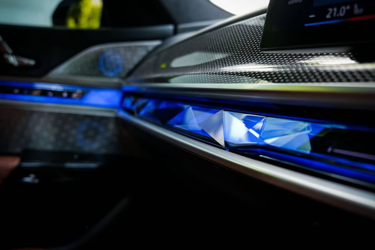 แผงคริสตัลพร้อมไฟตกแต่งใน BMW i7 2024