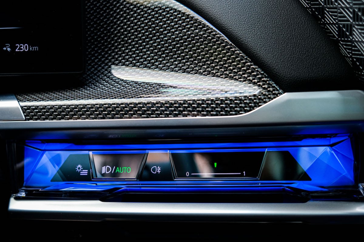 BMW Interaction Bar พร้อม Ambient Light