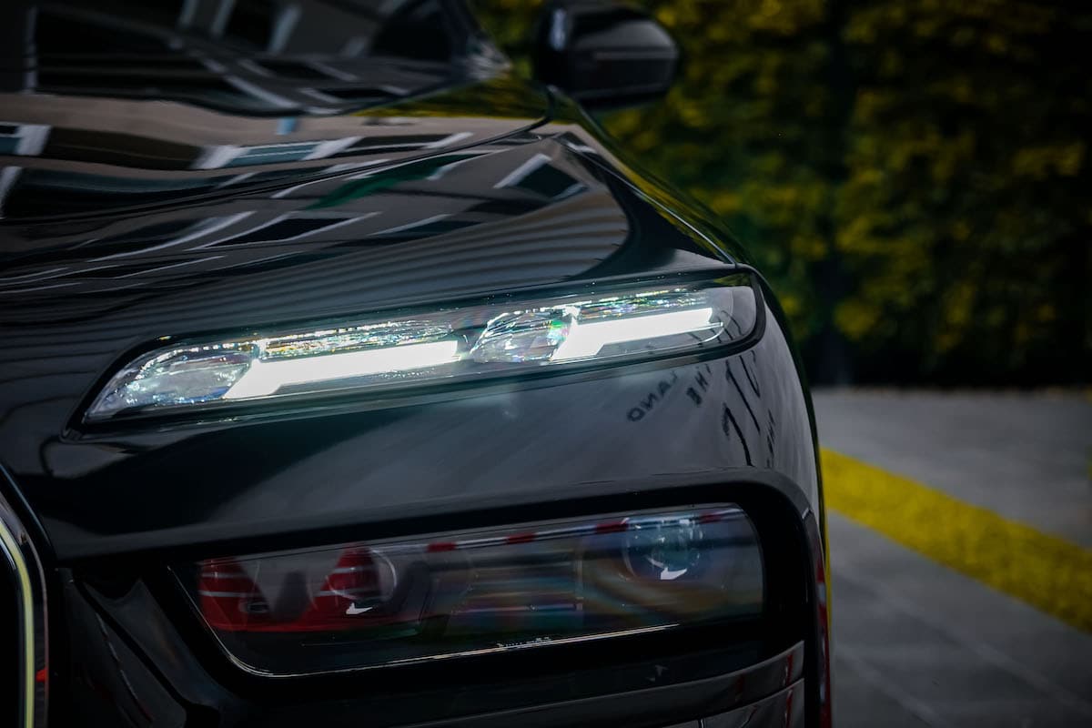 ไฟหน้า Full LED แบบ 2 ชั้นของ BMW i7 2024