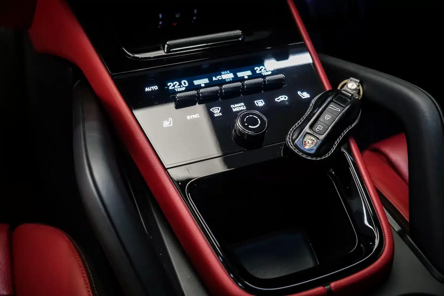 คอนโซลกลางแปบ Touch Screen ของ Porsche Cayenne S e-hybrid Coupe