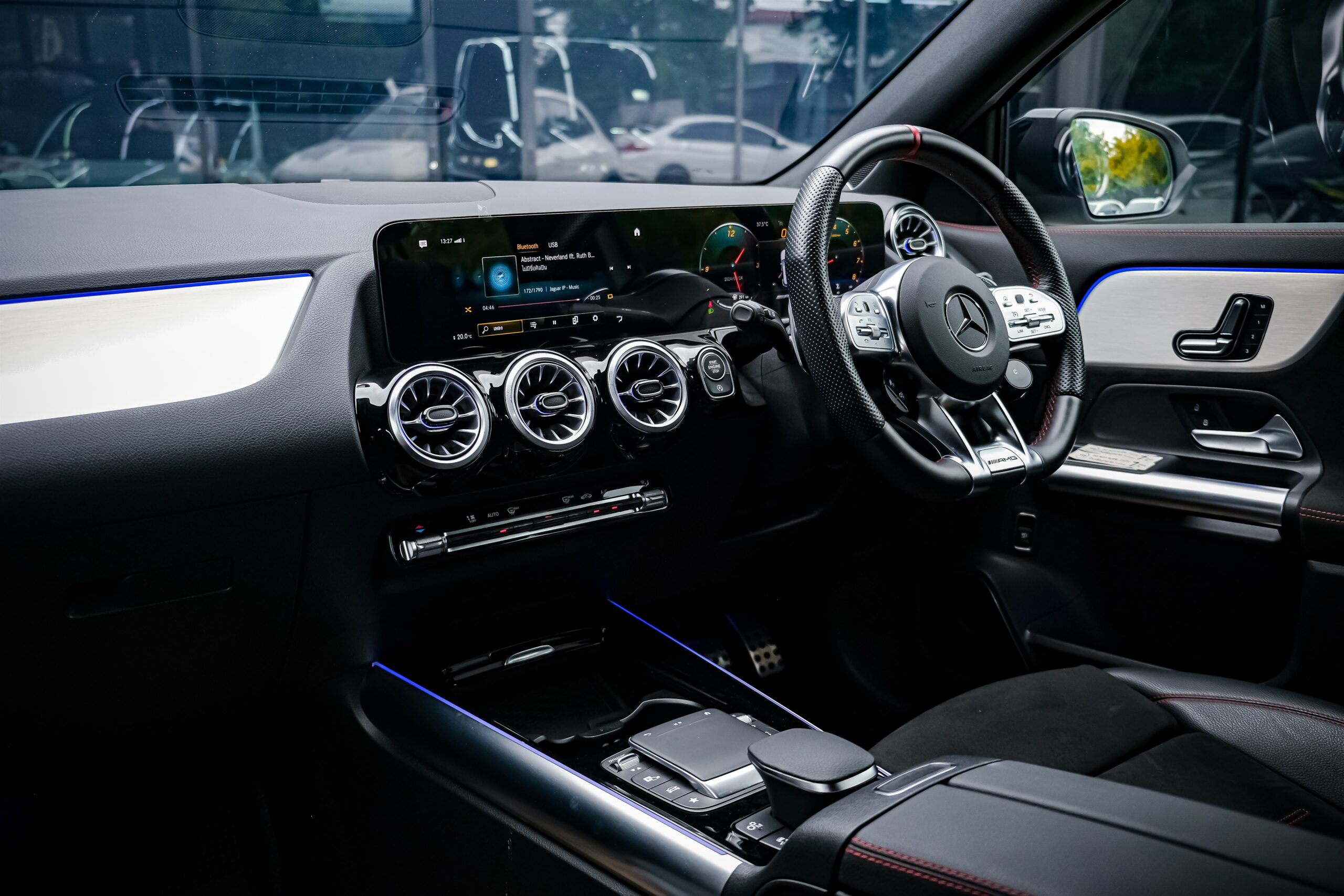 พวงมาลัยและมุมมองของคนขับ Mercedes AMG GLA35 2024