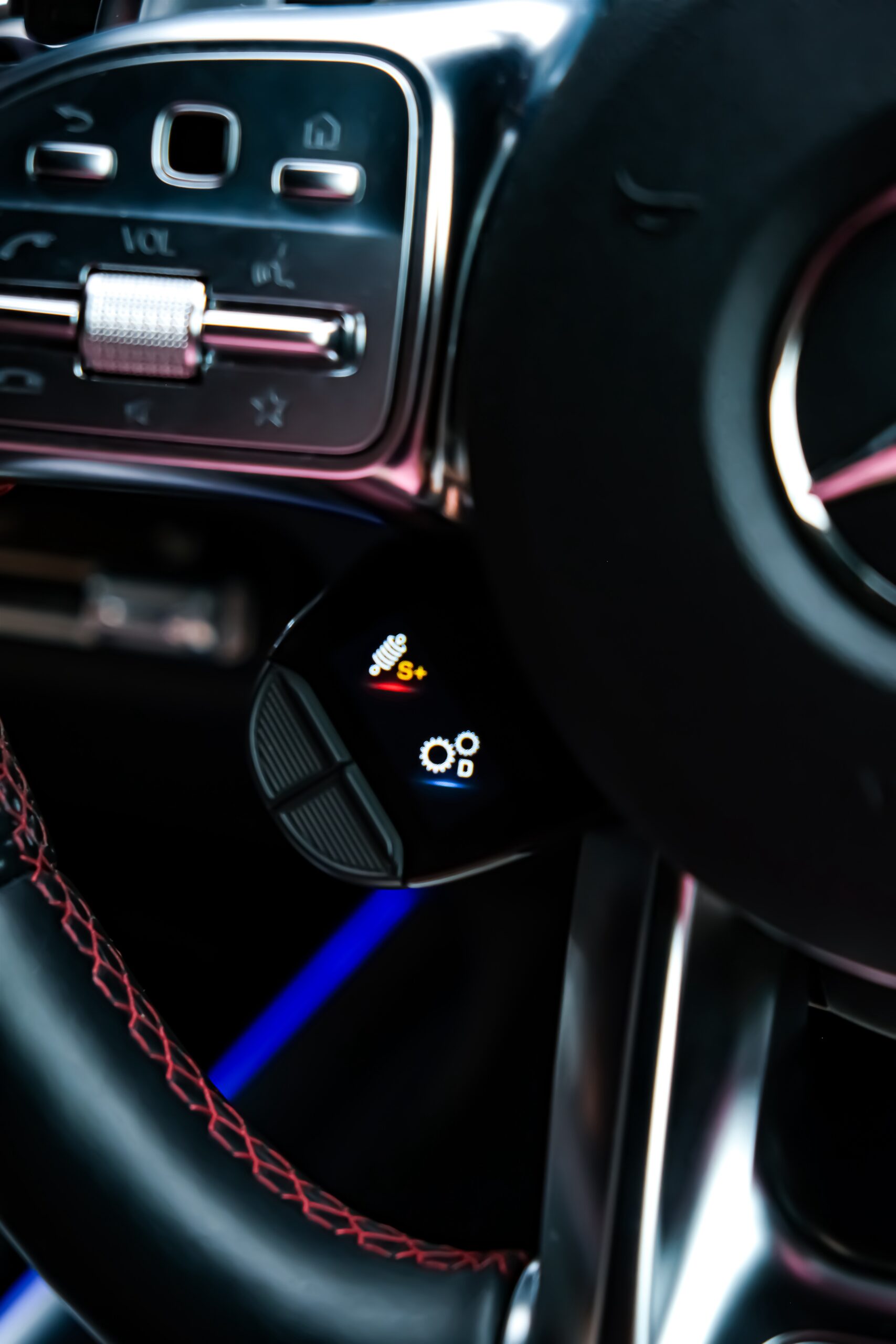 ปุ่มปรับช่วงล่าง และเกียร์บนพวงมาลัยของรถ AMG