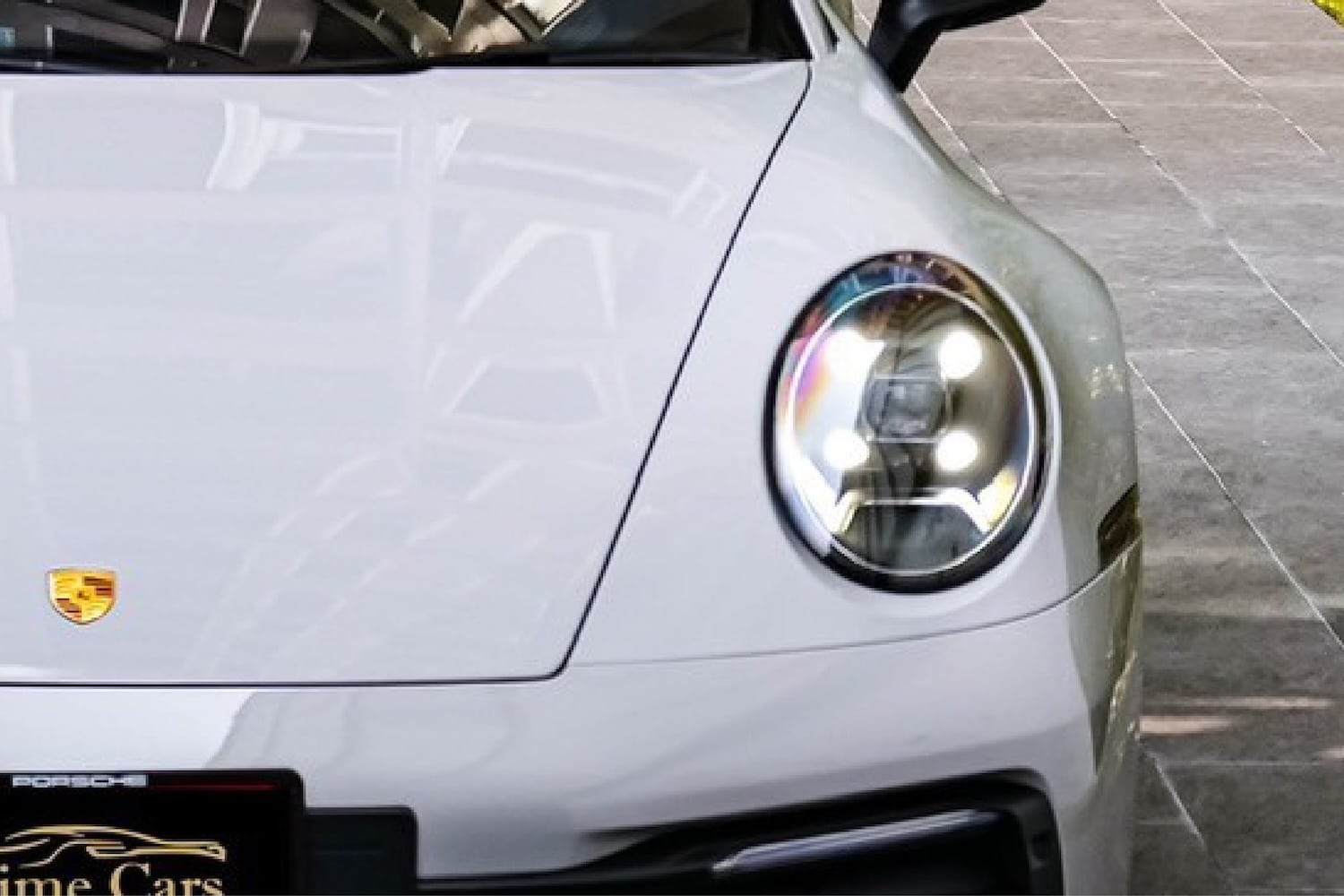 ไฟหน้าและด้านหน้าของ Porsche 911 Targa 4 992 ปี 2024