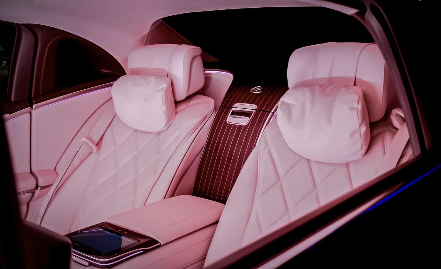 สัญลักษณ์ Maybach ตรงกึ่งกลางระหว่างเบาะคู่หลัง ของ Mercedes Maybach
