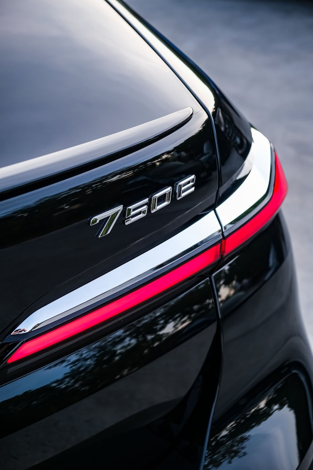 สัญลักษณ์ BMW 750e รุ่นใหม่ล่าสุด