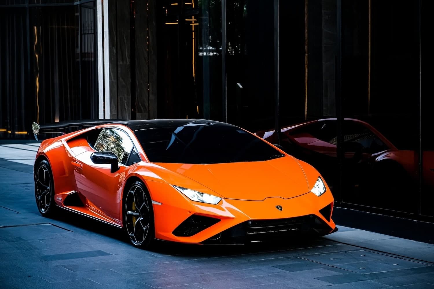 ด้านหน้าของ Lamborghini Huracan EVO สีส้ม