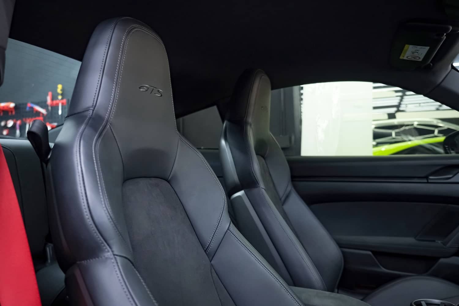 เบาะหนังปักโลโก้หัวหมอน Porsche