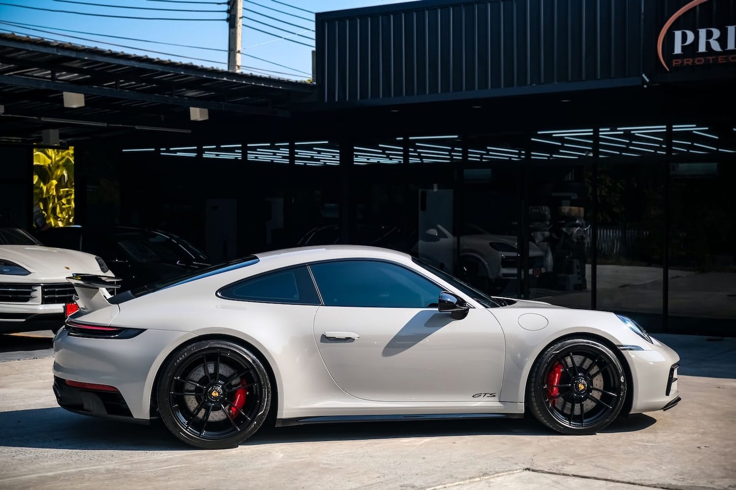 ด้านข้างของ Porsche 992 GTS