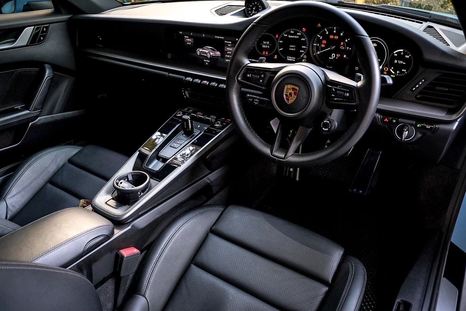 ภายในของ Porsche 911 Carrera 992