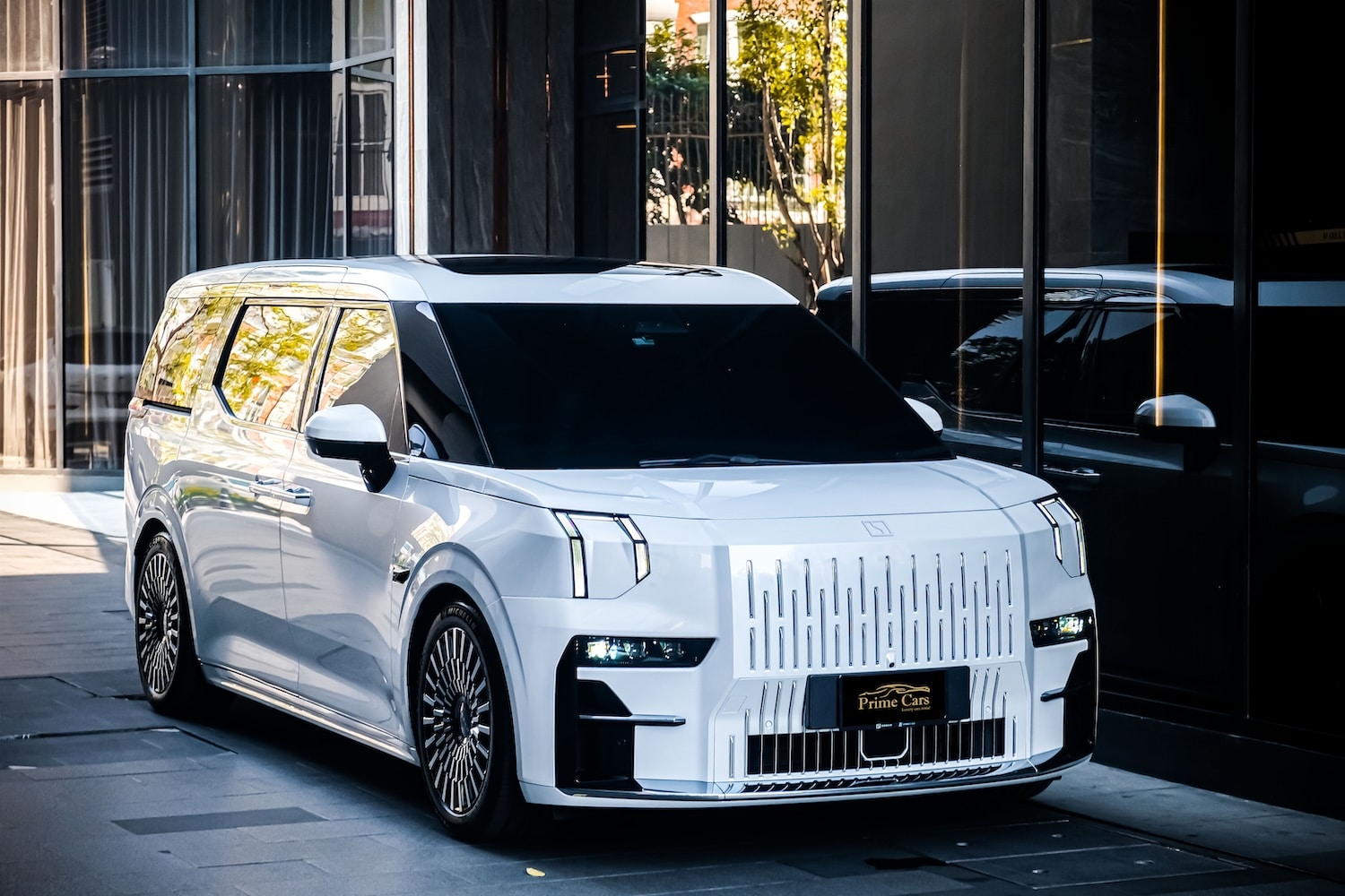จองเช่ารถ Zeekr 009 กรุงเทพ 2026 Prime Cars Rental Thailand ราคา 15000 บาทต่อวัน