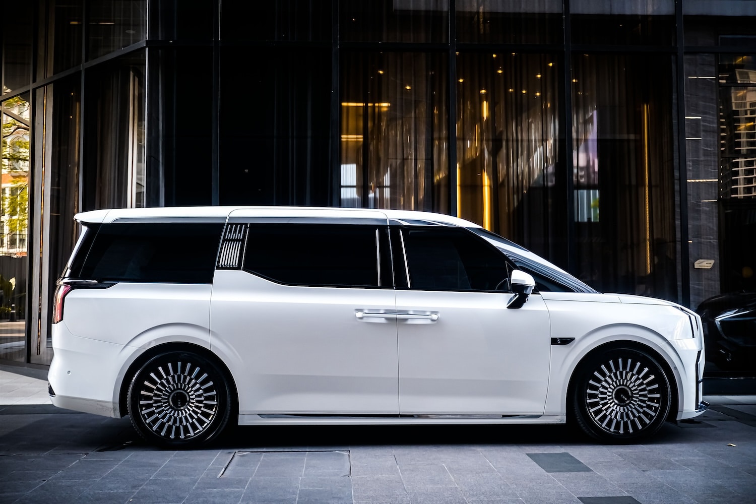 Zeekr 009 Side Profile สีขาว ดีไซน์ภายนอก Luxury EV MPV 2025