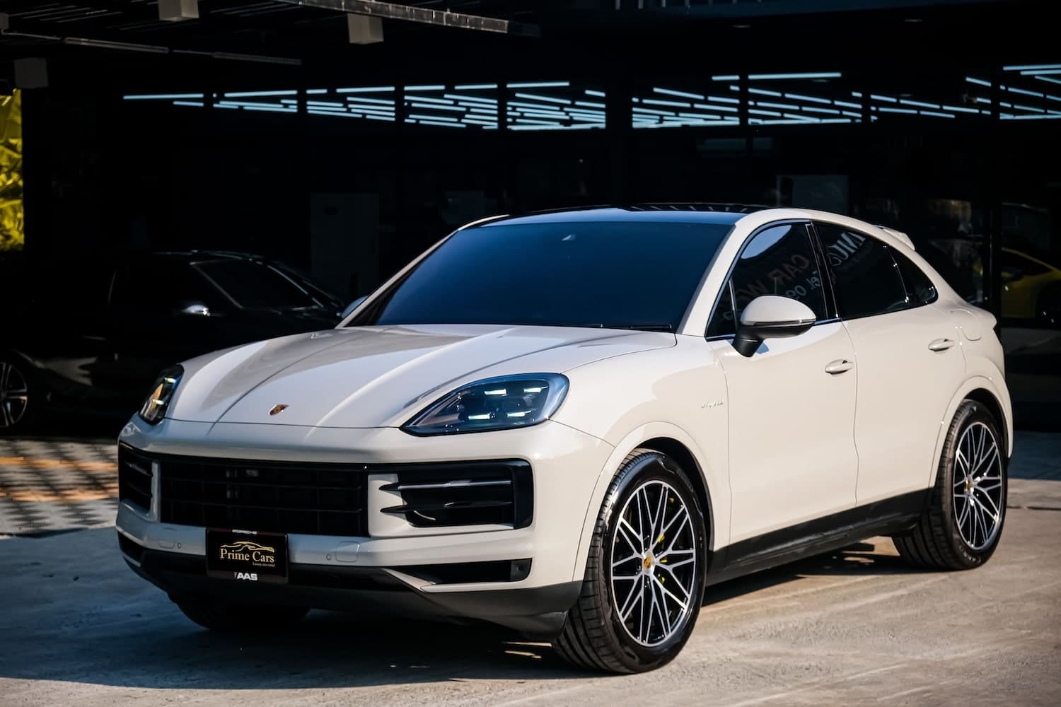 เช่า Porsche Cayenne E-Hybrid Coupe Facelift สีขาว มุมหน้าซ้าย — SUV คูเป้ปลั๊กอินไฮบริดโฉมใหม่ Prime Cars Rental กรุงเทพ | white Porsche Cayenne E-Hybrid Coupe facelift front-left, new plug-in hybrid SUV coupe rental Bangkok Thailand
