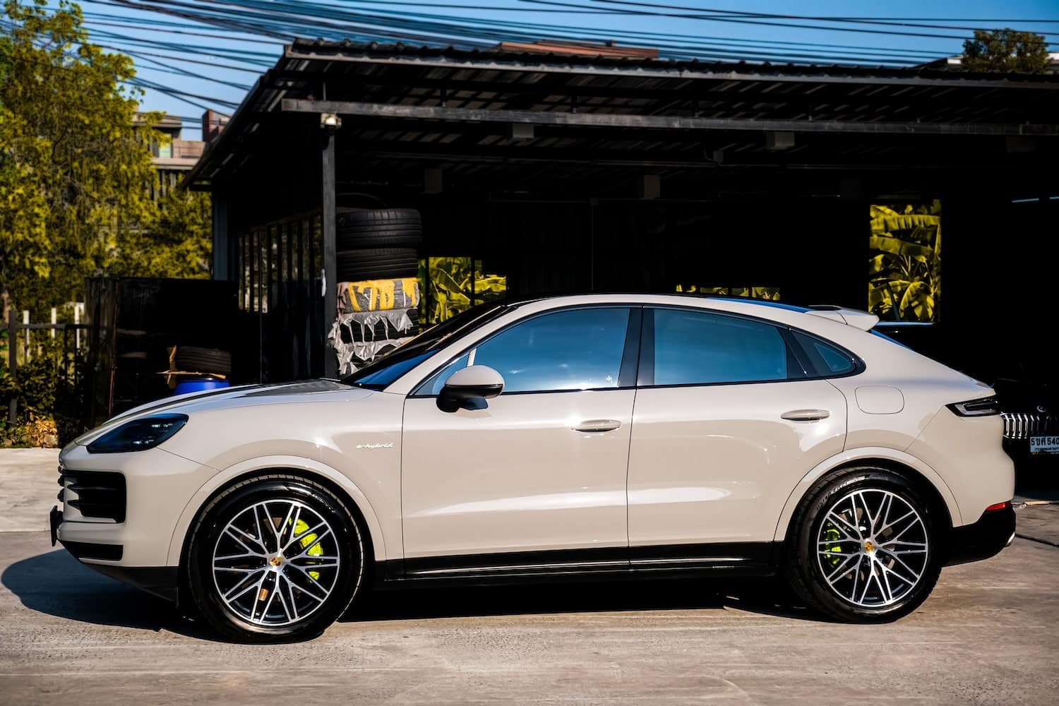 ด้านข้างของ Porsche Cayenne Coupe 2025