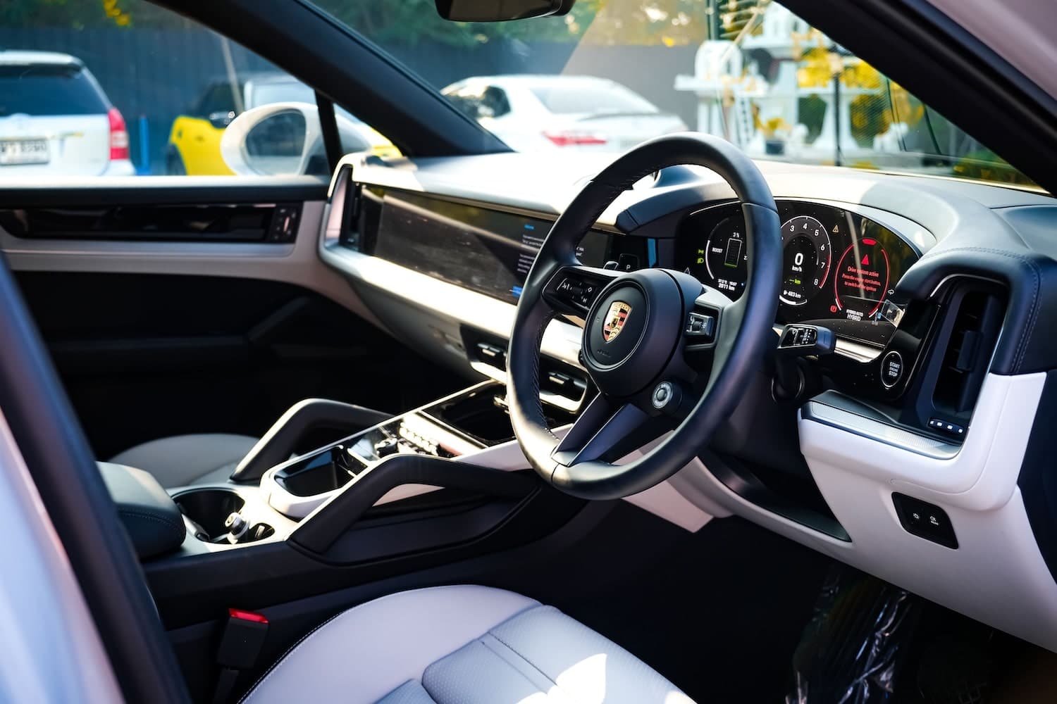 ภายในด้านหน้าสีขาว ของ Porsche Cayenne Coupe 2025