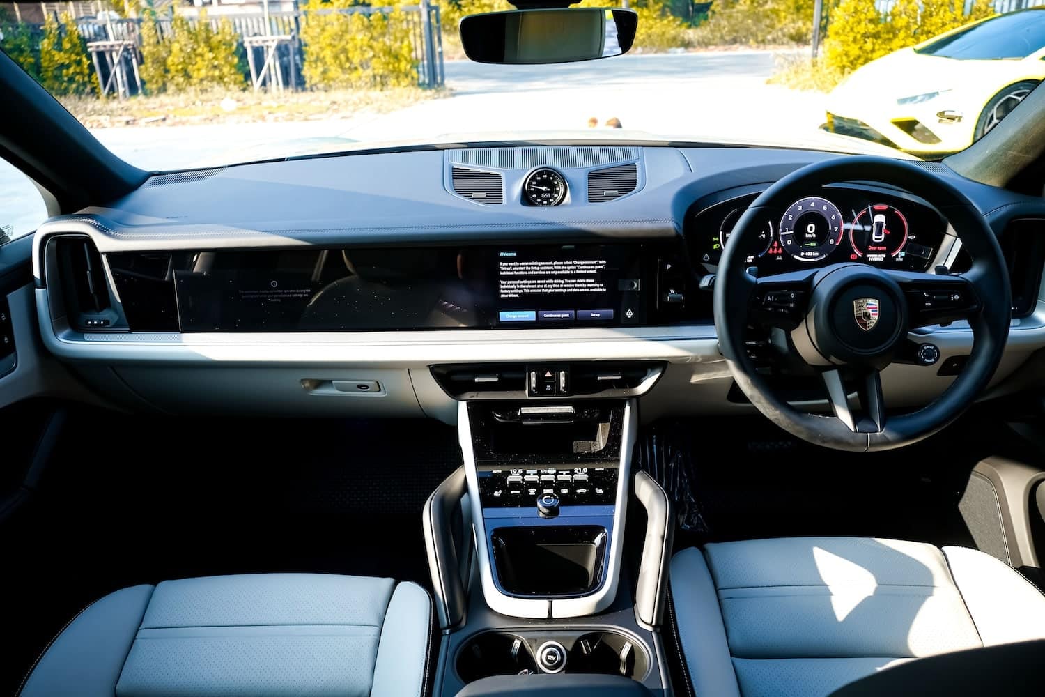 คอนโซลหน้า Porsche Cayenne Coupe