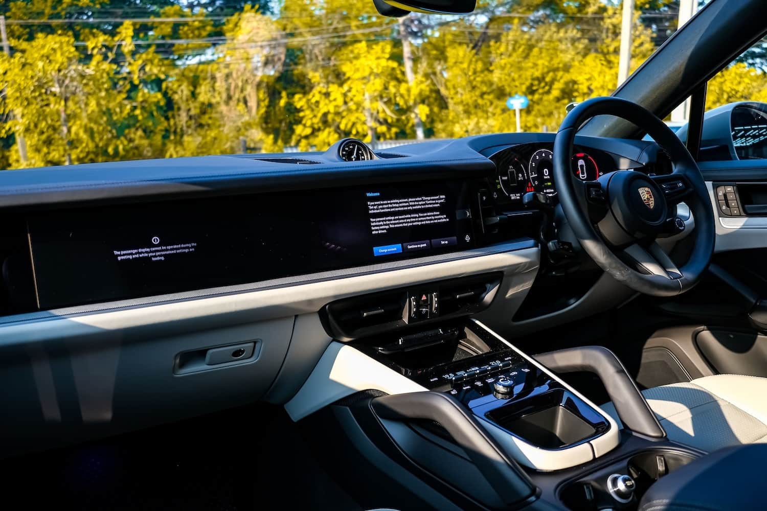 คอนโซลหน้า Porsche Cayenne Coupe