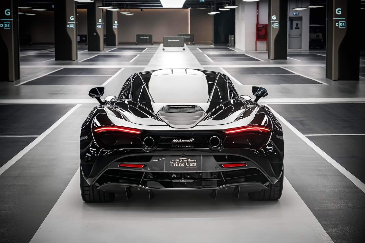 ด้านหลังของ Mclaren 720S พร้อมท่อคู่