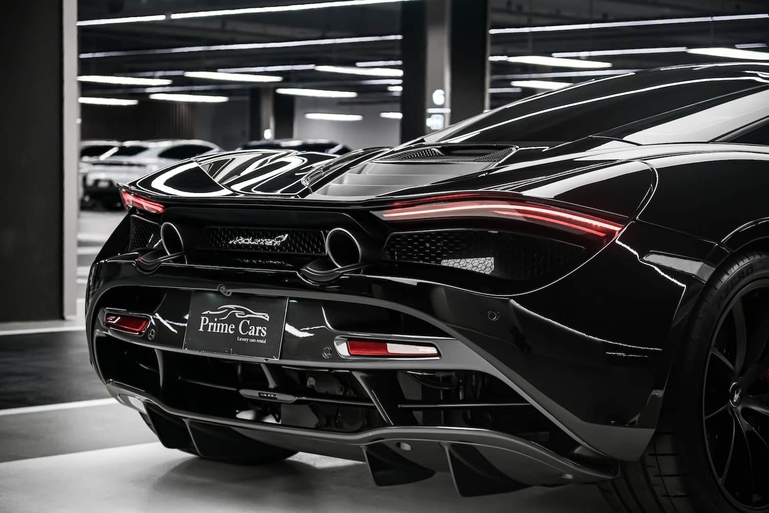 ด้านหลังของ Mclaren 720S พร้อมท่อคู่