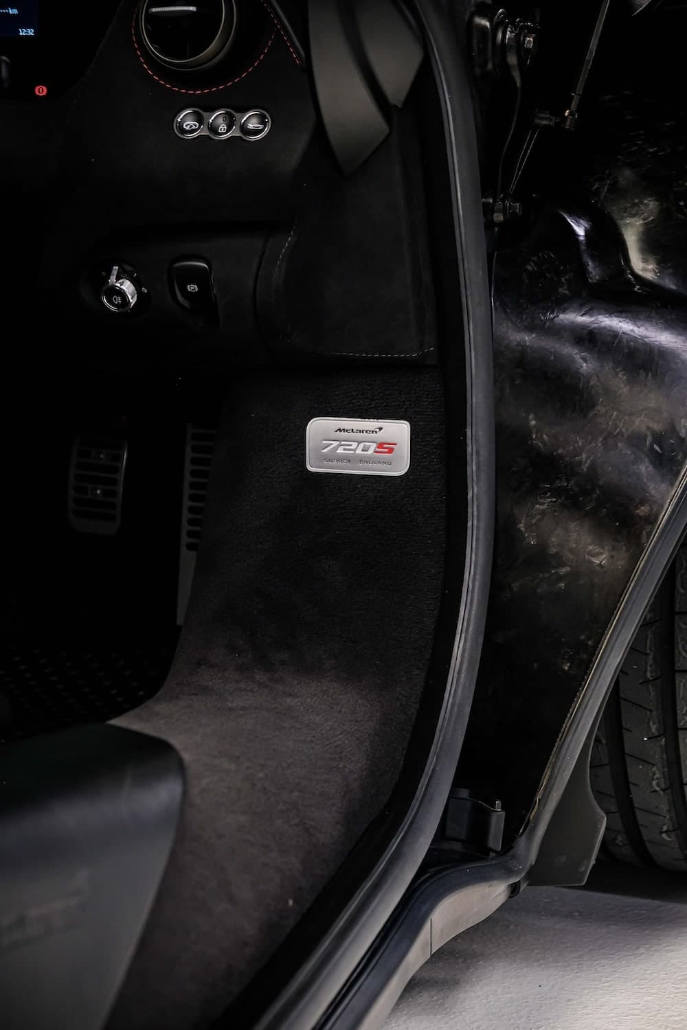 ตัวถัง Carbon Fiber ทั้งคัน และโลโก้ชื่อรุ่นอยู่บริเวณเสาประตู