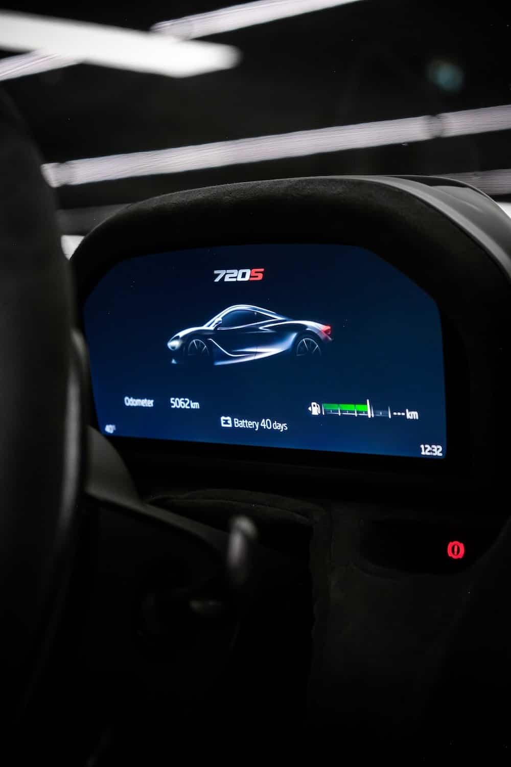 เรือนไมล์ที่สามารถสลับเป็น 2 จอได้ของ Mclaren 720S