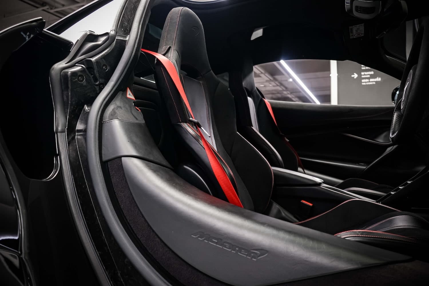 บรรยากาศเมื่อเปิดประตู Mclaren 720S