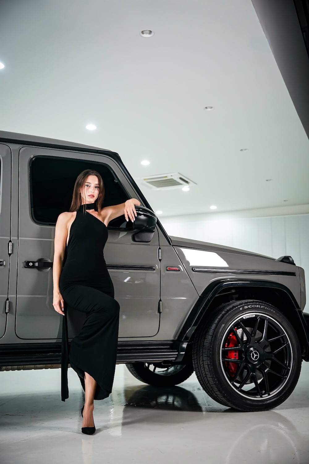 นางแบบต่างชาติ นั่งอยู่ในรถ G Wagon