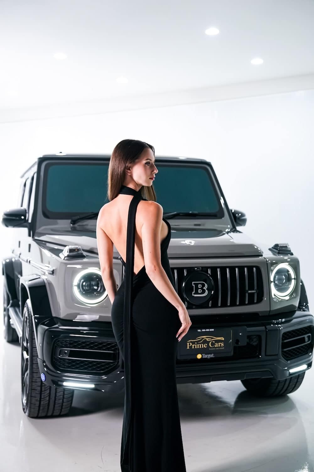 ผู้หญิงสวย กับ Mercedes G Wagon