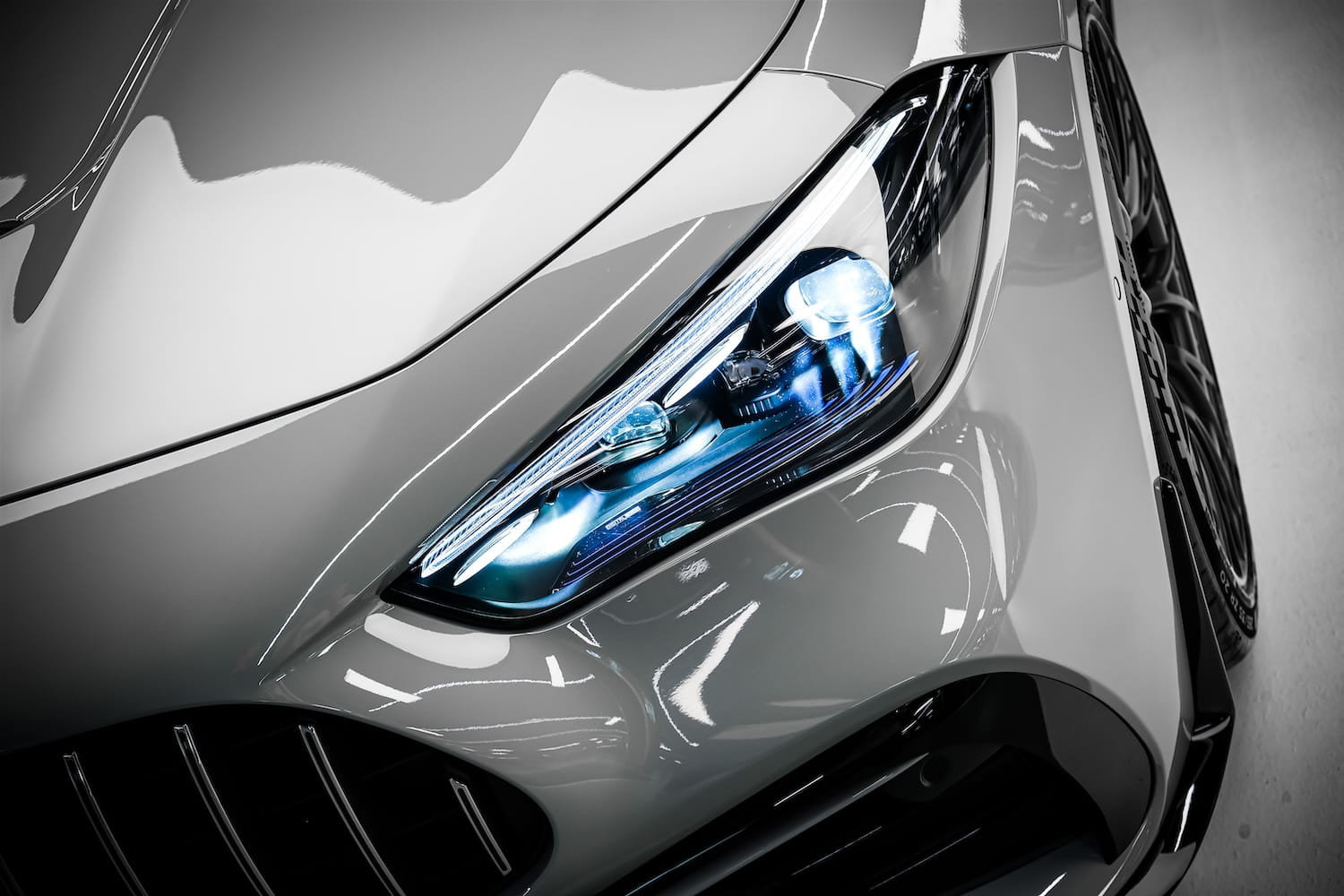 ไฟหน้า Digital Light ของ Mercedes AMG